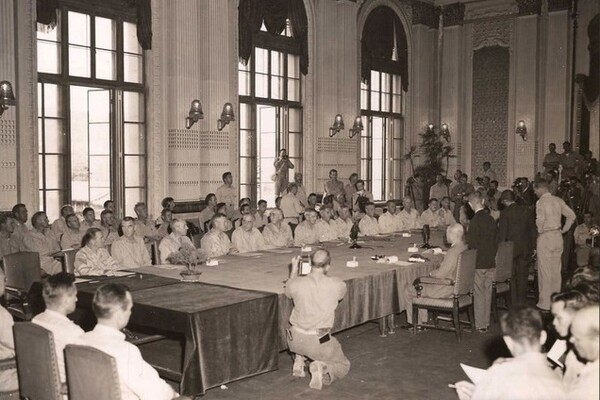 ▲ 서기1945.09.08. 서울 조선총독부 제1회의실에서  태평양방면 제24군 사령관 하지 중장 등이 조선총독, 아베노부유키와 항복절차를 진행하고 있다.