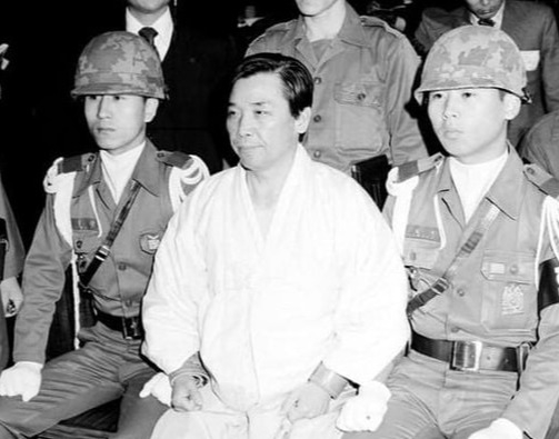 ▲ 김재규가 박정희를 사살한 뒤 체포, 구금된 상태로 군사법원에서 내란목적 살인죄로  재판을 받고 있다.