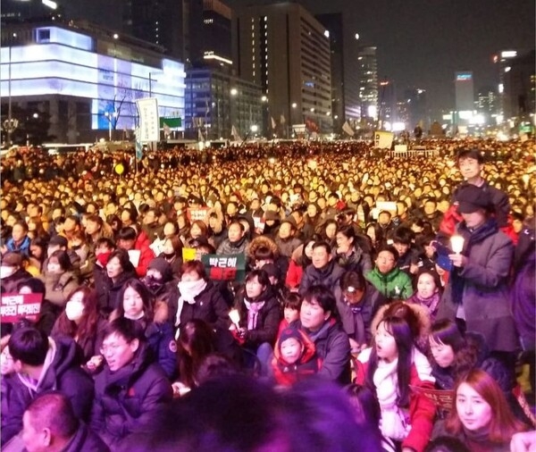 ▲ 서기 2016년 10월 말 폭정에서 백성을 구하려는 시민들 촛불 들어 봉기했다.