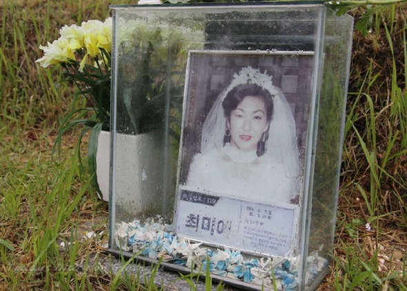 ▲  계엄 반란군 총에 맞은 학새을 질질 끌고가는 것을 끌고가지 말라고 하자 임산부인 고 최미애님에게 반란군은 다시 앉아 쏴 자세로 발포하여 죽였다.