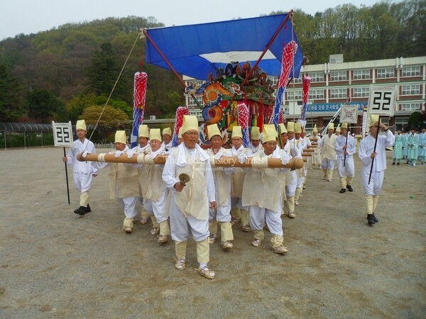 ▲ 상여소리는 마을 공동체를 하나로 묶어주는 매개였다. 사진: 경기도 용인에서 개최되는 포은 문화제에서 공연되는 상여행차.