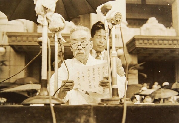 ▲ 대일 독립전쟁을 벌이며 일생을 보낸 성재 이시영이 서기1948.07.28. 비가오는 가운데 정부통령 취임식에서 연설을 하고 있다.