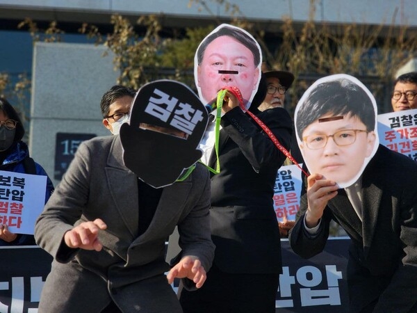 ▲ 촛불행동이 12일 대검찰청 앞에서 윤석열 공안 폭압통치를 규탄하는 기자회견을 가졌다.