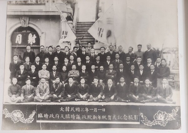 ▲ 서기1922. 01. 01. 임시정부와 임시의정원 구성원들이 축하 기념촬영을 하였다(편집인 주)