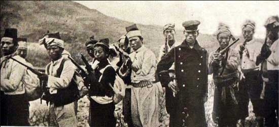 을사늑약으로 대한제국 외교권이 박탈당하자 전국에서 의병이 일어났다. 사진는은 을미사변으로 일어난 제천의병을 보도한 영국 데일리메일 멕켄지 기자가 경기도 양주근처에서 찍은 것으로 알려졌다.