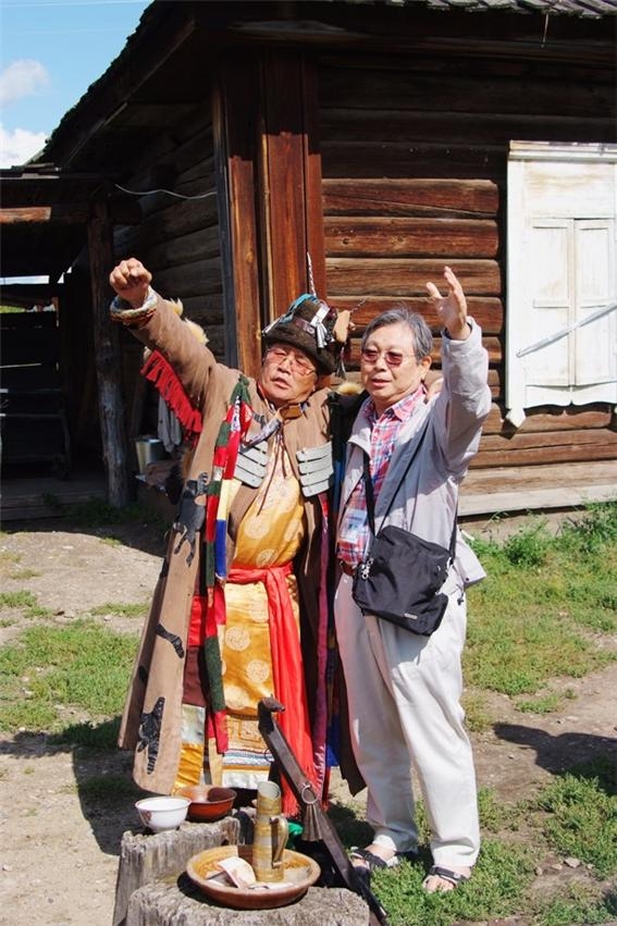 ▲ 한국에서 간 일행 중 한 사람이 부리야트 샤먼과 함께 즐겁게 어우러졌다.