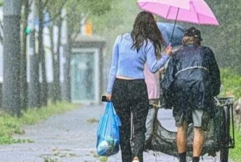 청년과 노인. 자료: 경기신문