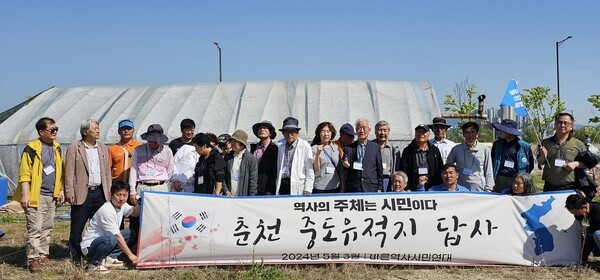 ▲중도유적지킴이 회원들이 투쟁거점으로 사용하고 있는 비닐하우스 앞에서 단체사진을 찍었다.텐트에서 싸우다 비닐하우스를 만드니 마치 궁궐에 들어온 느낌이어서 비닐궁이라 이름지넜다고 오정규 대표가 설명한다.