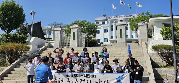 ▲강원도청 앞에서 항의 집회를 열고, 중도유적을 보존하고 유네스코 문화유산으로 등재하라는 성명서를 낭독헀다.