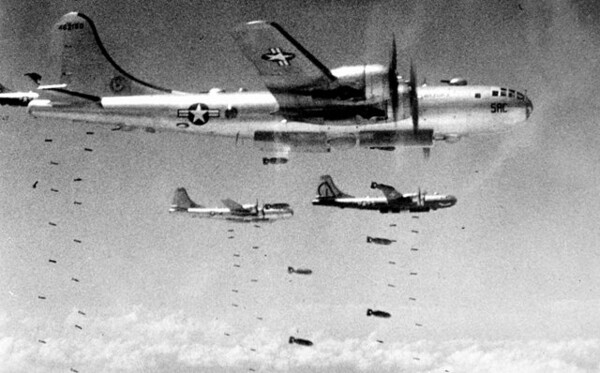 ▲ 북한을 무차별 폭격 중인 미 공군 b-29 폭격기(편집인 주). 자료출처: 누리망.