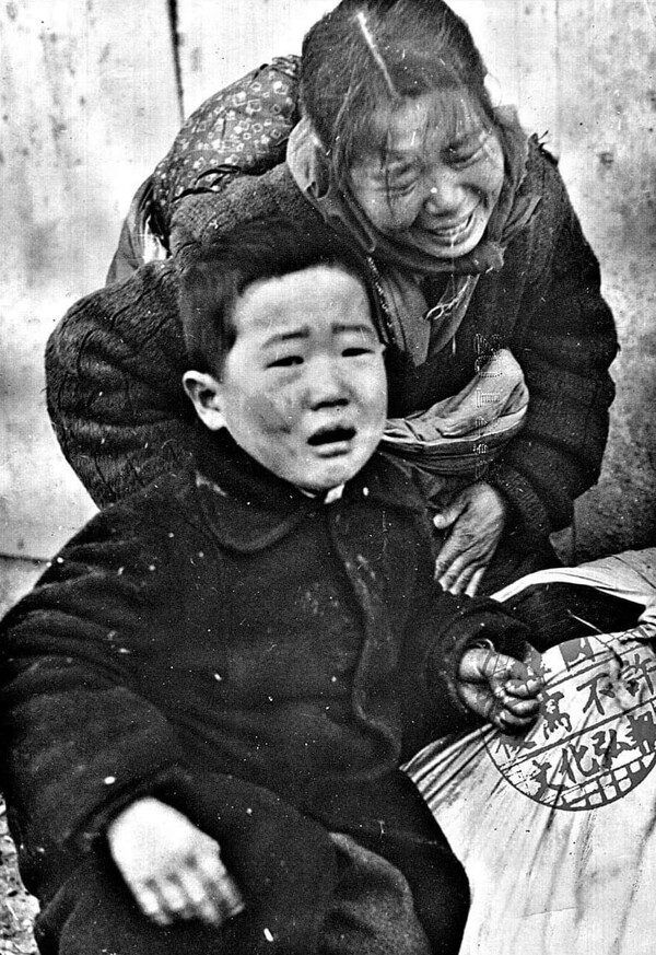 ▲ 미 공군의 폭격으로 삶의 터전을 잃고 절규하는 모자(편집인 주). 자료출처: 지승룡 얼굴책.