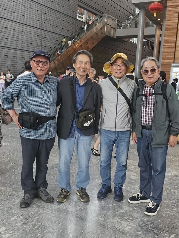 ▲ 중국 북경 수도박물관에서 기념사진 찍음, 좌측에서 두번째가 김상윤 광주마당 고문(편집인 주). 사진: 김상윤.