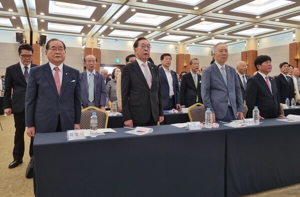 ▲ 이종찬 광복회장을 비롯하여 광복절 기념식 참석자들이 국민의례를 엄숙하게 거행하고 있다.