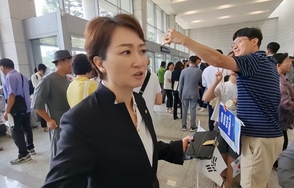 ▲ 민주당 이언주 의원이 백범기념관 강당 앞에서 윤석열 정권을 이겨야 한다고 외치고 있다.