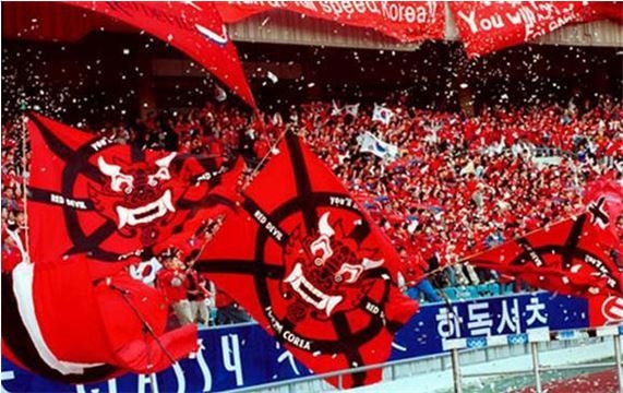 ▲2002년 한일월드컵 때 한국축구대표팀 응원단인 ‘붉은악마’는 치우천자가 그려진 엠블럼을 들고 나왔다.