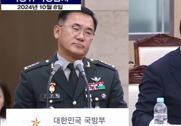 ▲ 군사반란과 내란죄의 정범, 여인형 국군방첩사령관이 지난 10월 28일 국회 국정감사장에서 더불어민주당 김민석 의원의 질문에 질문을 비웃는 듯한 오만한 태도로 답변하고 있다.