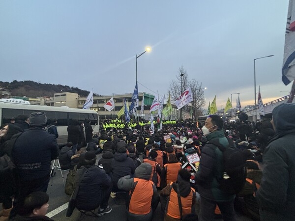 ▲ 서기 2024.12. 12. 17:26. 현재 윤석열과 김건희가 머무는 공관 앞까지 민주노총 체포조 진격.