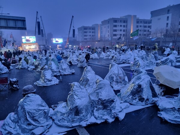 ▲서기 2025.01.05. 서울 한남동 대통령 관저 앞에서 시민들이 아스팔트 바닥 눈보라 속에서 밤을 새우며 윤석열 체포, 구속을 외쳤다(편집인 주). 자료: 코리아히스토리타임스 자료실.
