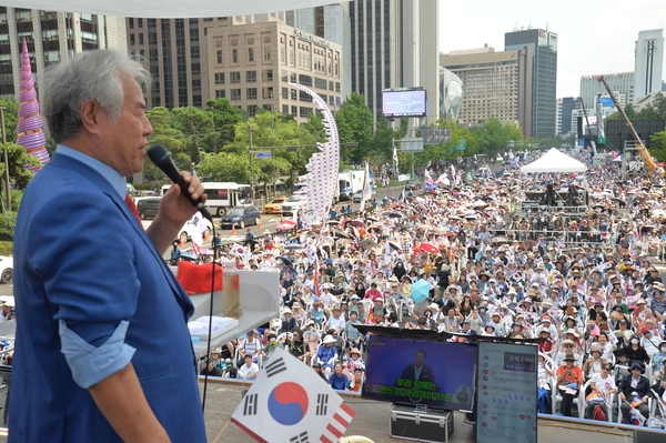 ▲ 광장에서 연설하는 전광훈(편집인 주). 자료: 에드워드리