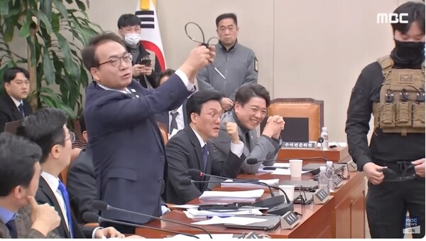 ▲ 서기 2025.02.20. 박선원 의원이 국회국방위원회 법률토론회에서 김현태의 거짓말을 끈수갑의 용도를 직접 시범을 보임으로써 증명하고 있다. 자료: 문화방송 보도 영상 갈무리.