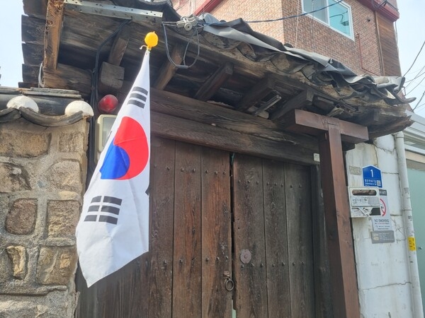 ▲ 서기2025.03.01. 서울 종로구 성균관길에 걸린 삼일절 태극기. 삼일절임에도 지난 군사독재정권 때 보다 비교도 안될 정도로 태극기가 없다 시피 하였다(편집인 주). 자료: 코리아히스토리타임스.