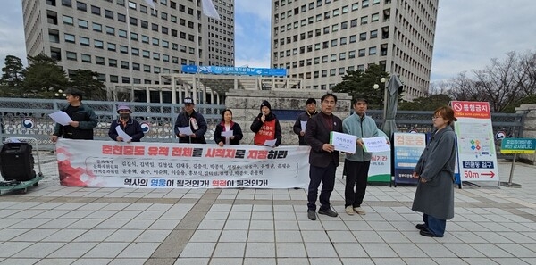 ▲ 국가유산청 관계 공무원에게 기자회견문을 건네는 중도유적지킴이 단체 대표들. 자료: 중도유적지킴이단체.