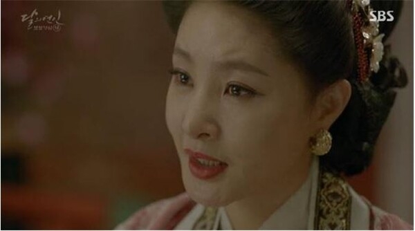 ▲ SBS 달의여인 보보심경 려에 *신명순성태후 유씨, 그녀는 태조 당시에 왕후(王后)의 위(位)에 있지 못했던 고로 다른 후비들의 경우처럼 출신지 '충주'라는 지역명에 '원(院)'이라는 저택을 지닌 '부인(夫人)'이였다. 정종이 즉위하여 태후로 높혀졌고, 사후에 "신명순성태후(神明順成太后)"로 추시되었다.